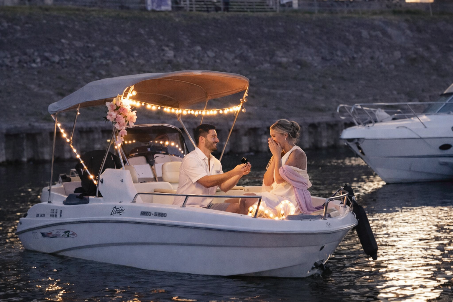 Heiratsantrag auf dem Motorboot – Bootsvermietung Duisburg Innenhafen