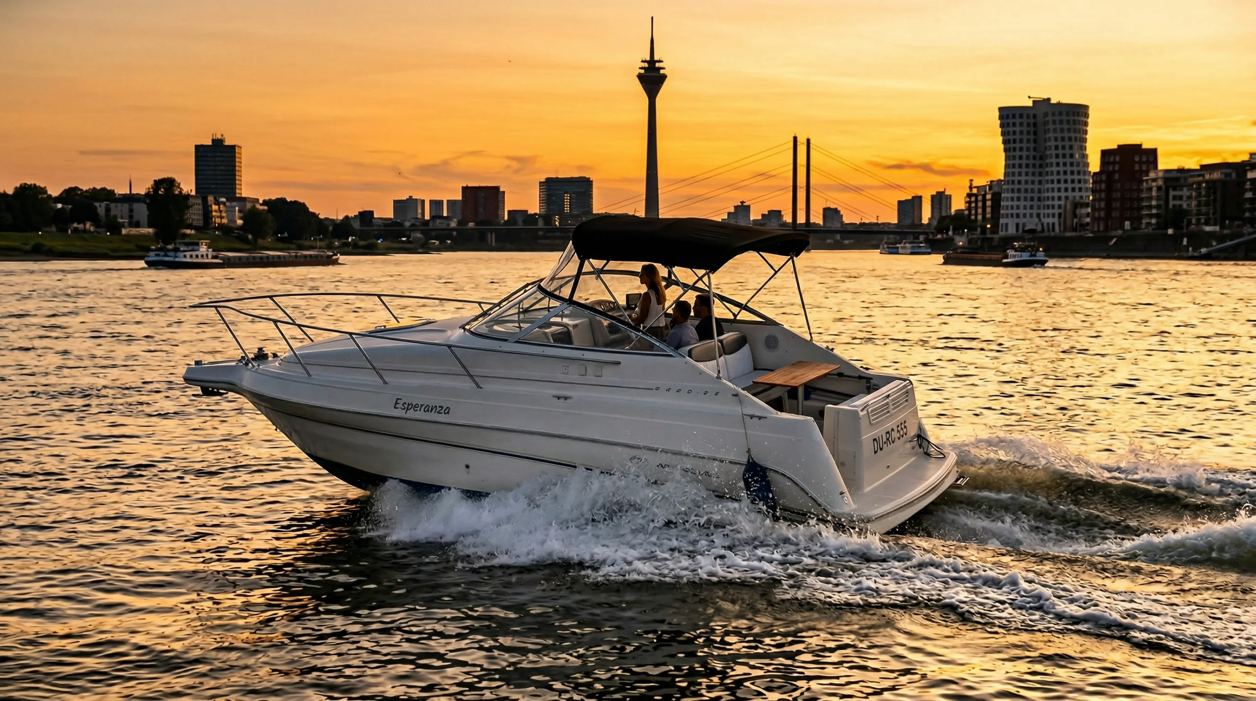 Maxum 2400 SCR Esperanza bei Sonnenuntergang – Bootsvermietung Duisburg